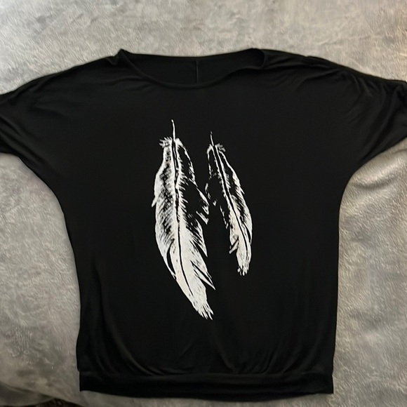 Cute Feather Dreamcatcher Cut out Sleeve Top! - Picture 1 of 6